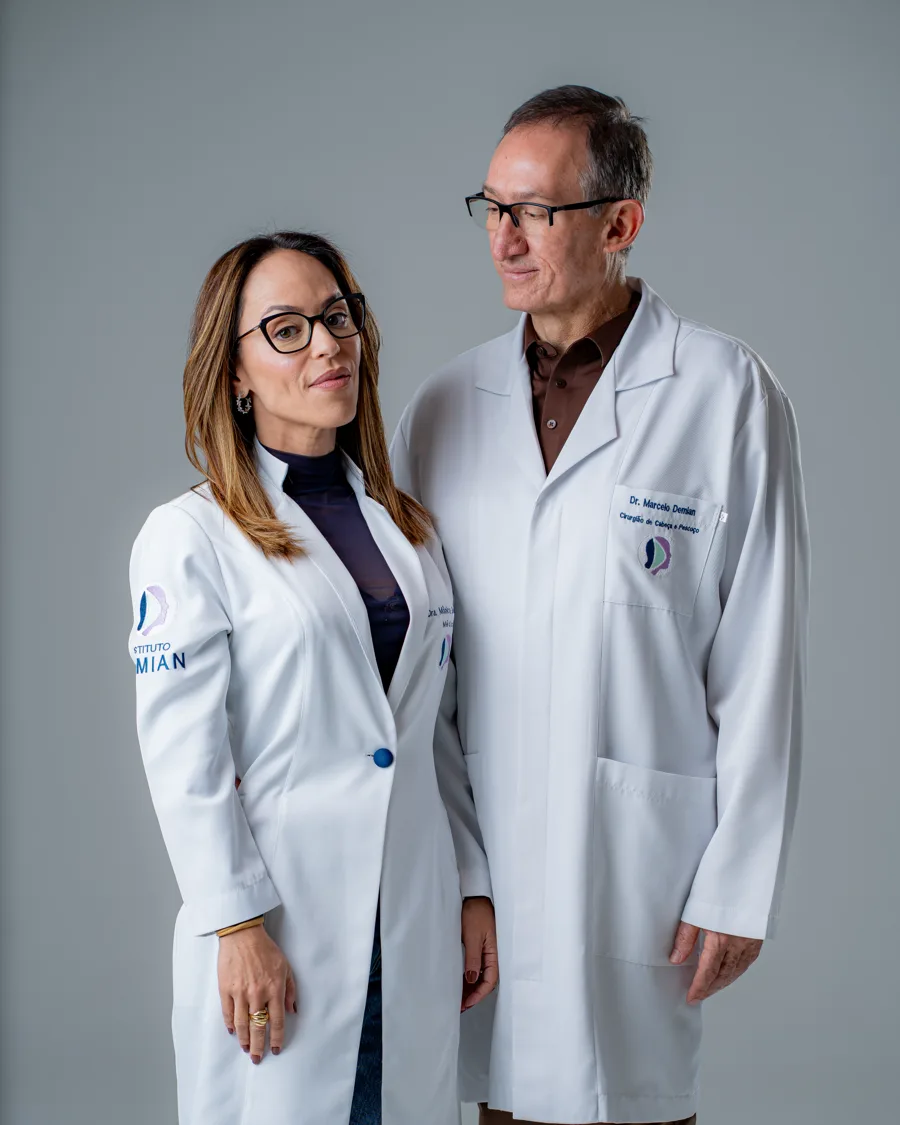 Dra. Mônica Demian e Dr. Marcelo Demian, de jaleco, no Instituto Demian